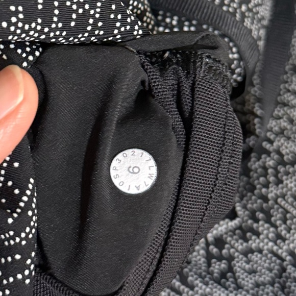 Lululemon On The Fly Short (2.5") Soundwave White Black / Black - Picture 11 of 11